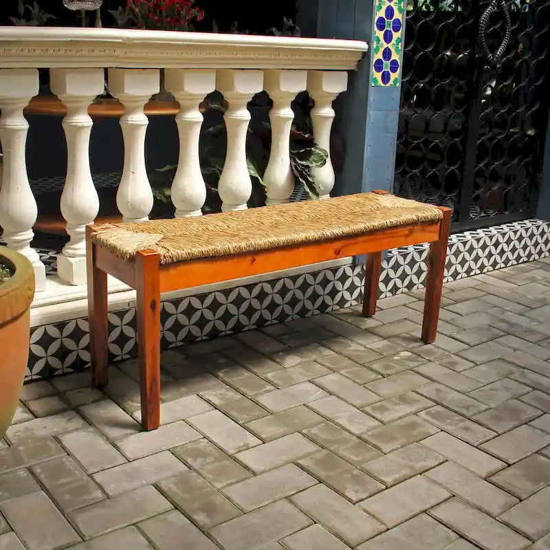 Banc d'intérieur en bois massif et jonc de mer naturel