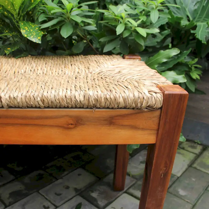Banc d'intérieur en bois massif et jonc de mer naturel