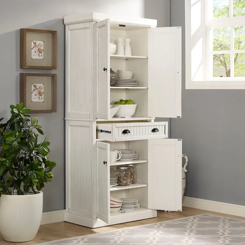Armoire de cuisine blanche vieillie avec panneaux perlés