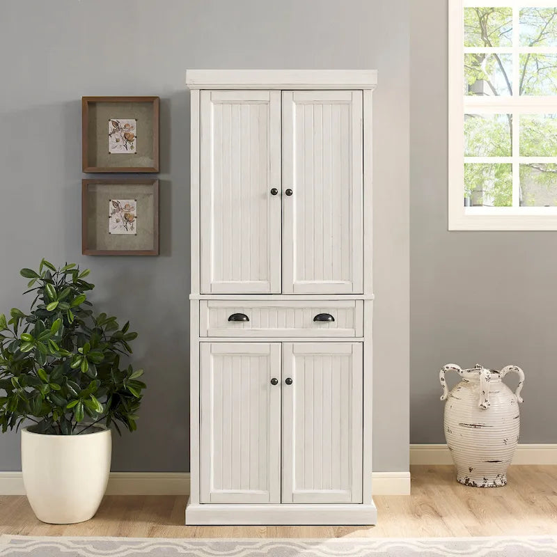 Armoire de cuisine blanche vieillie avec panneaux perlés