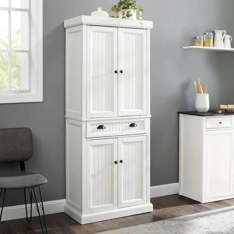 Armoire de cuisine blanche vieillie avec panneaux perlés