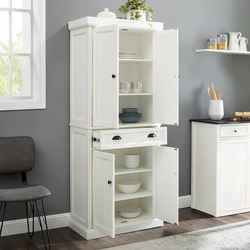 Armoire de cuisine blanche vieillie avec panneaux perlés