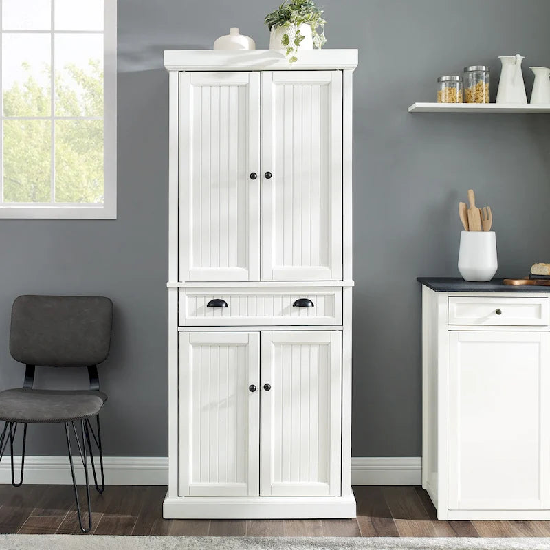 Armoire de cuisine blanche vieillie avec panneaux perlés