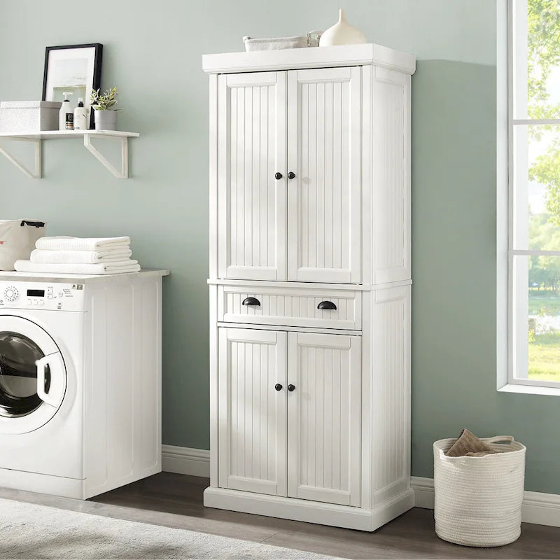 Armoire de cuisine blanche vieillie avec panneaux perlés