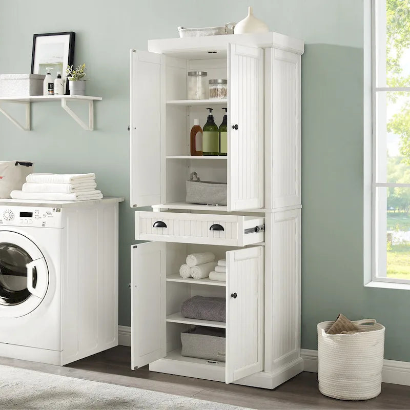 Armoire de cuisine blanche vieillie avec panneaux perlés