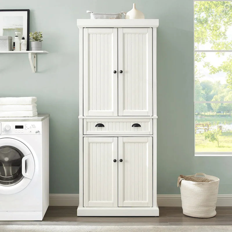 Armoire de cuisine blanche vieillie avec panneaux perlés