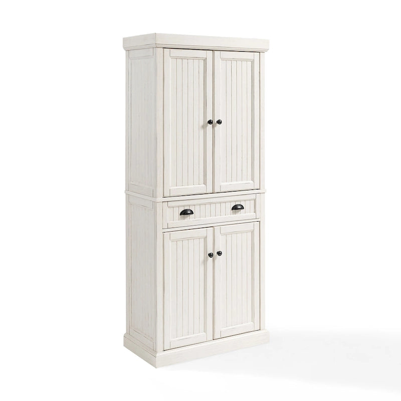 Armoire de cuisine blanche vieillie avec panneaux perlés