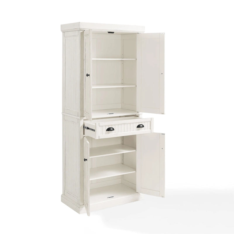 Armoire de cuisine blanche vieillie avec panneaux perlés