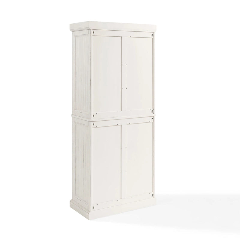 Armoire de cuisine blanche vieillie avec panneaux perlés