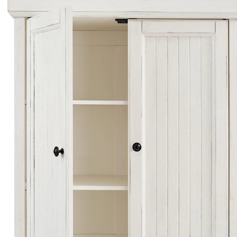 Armoire de cuisine blanche vieillie avec panneaux perlés