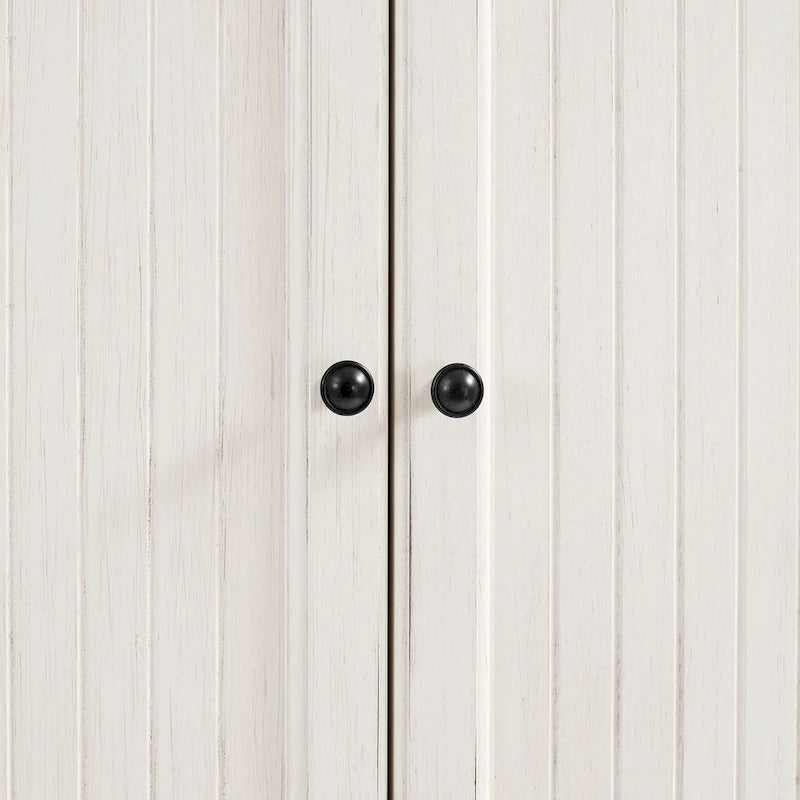 Armoire de cuisine blanche vieillie avec panneaux perlés