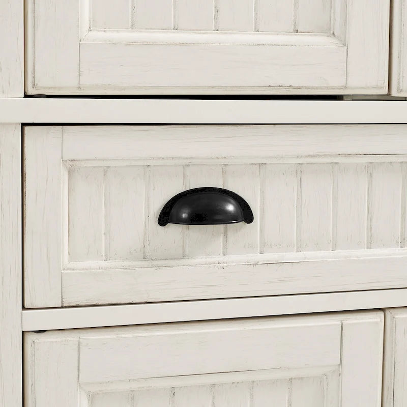 Armoire de cuisine blanche vieillie avec panneaux perlés