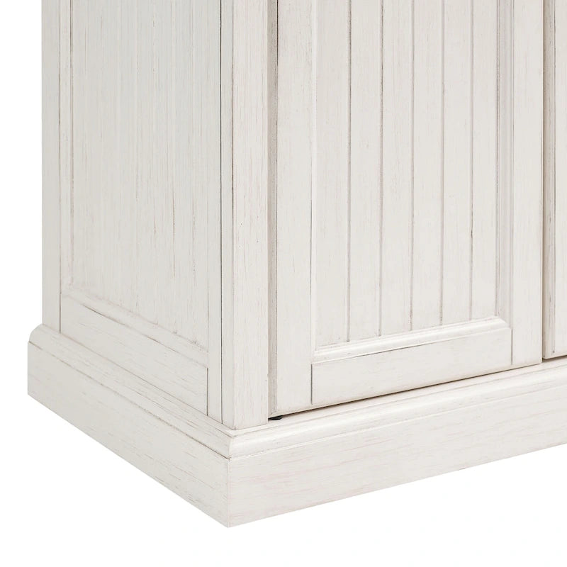 Armoire de cuisine blanche vieillie avec panneaux perlés