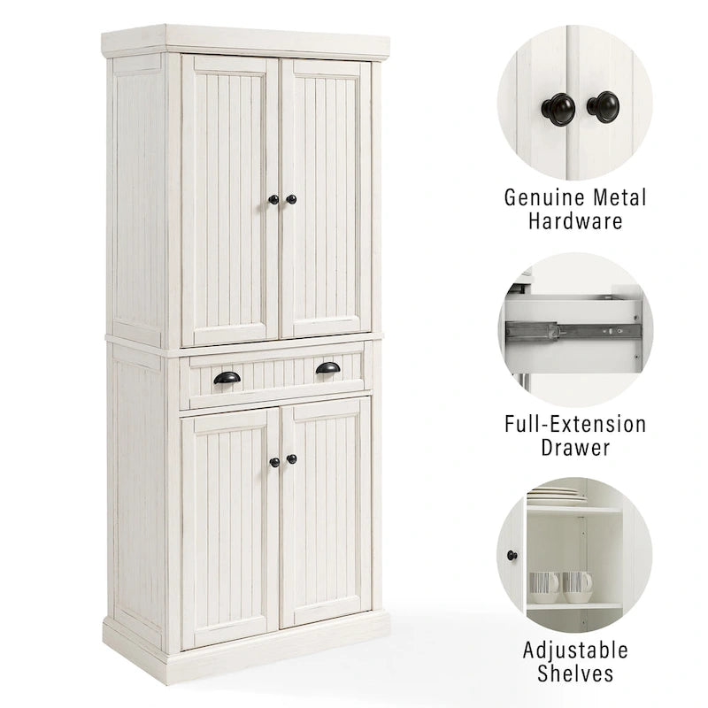 Armoire de cuisine blanche vieillie avec panneaux perlés