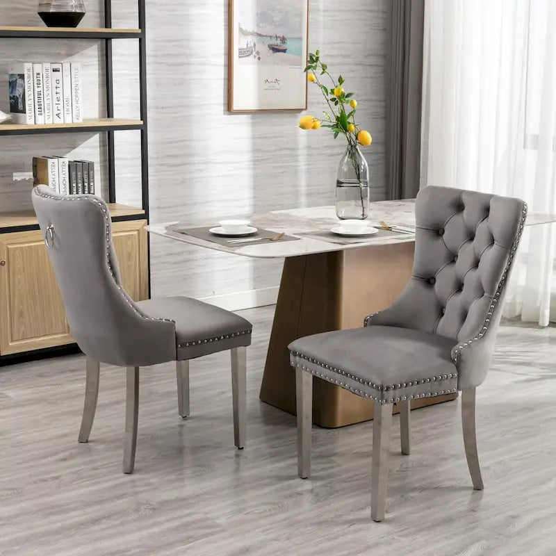 Chaise de salle à manger en velours avec garniture cloutée et pieds en acier inoxydable chromé