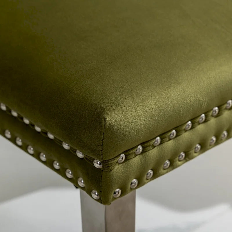 Chaise de salle à manger en velours avec garniture cloutée et pieds en acier inoxydable chromé